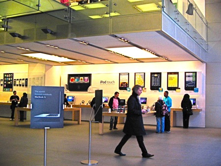 L’interno dell’Apple Store londinese: iPod Touch ed iPhone in esposizione