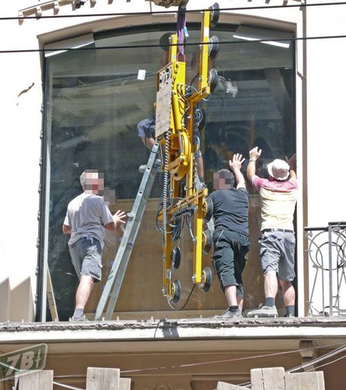 Apple Store Bologna in costruzione - Operai senza sicurezza - Grazie per l'immagine a setteB.IT