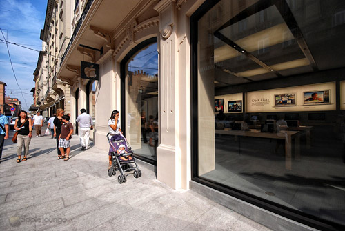 Appe Store Via Rizzoli Bologna perfettamente integrato nel centro storico