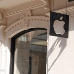 L'insegna dell'Apple Store Via Rizzoli Bologna