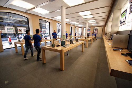 Piano terra dell'Apple Store Via Rizzoli a Bologna