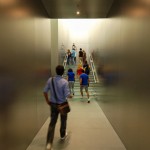 La scalinata di cristallo con pareti di acciaio interna all'Apple Store Via Rizzoli a Bologna
