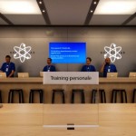 Genius Bar al secondo piano dell'Apple Store Via Rizzoli di Bologna