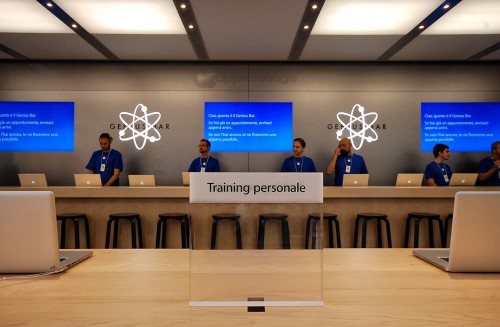 Genius Bar al secondo piano dell'Apple Store Via Rizzoli di Bologna