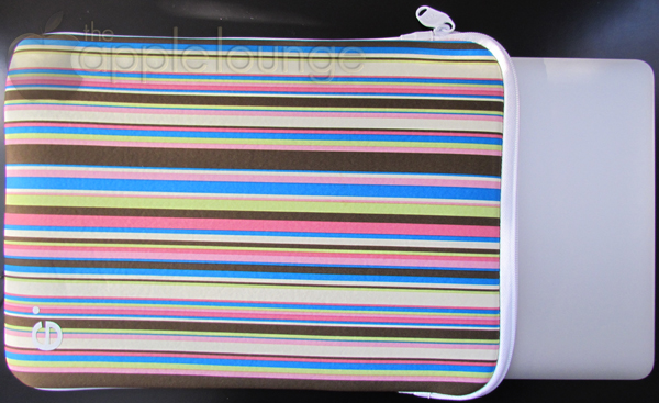 be.ez LA robe Air Allure Color con un MacBook Air 13'' Mid2011 in fase di inserimento - TheAppleLounge.com
