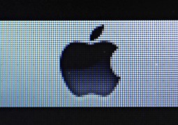 MacBook Pro con Redina Display, particolare del logo Apple - TheAppleLounge