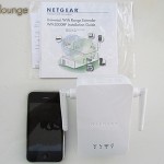 NETGEAR WN3000RP Universal WiFi Range Extender, contenuto della scatola e raffronto dimensioni con un iPhone 3GS - TheAppleLounge.com