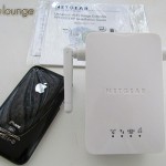 NETGEAR WN3000RP Universal WiFi Range Extender, particolare della parte frontale e raffronto dimensioni con un iPhone 3GS - TheAppleLounge.com