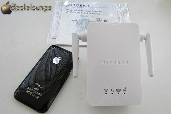 NETGEAR WN3000RP Universal WiFi Range Extender, particolare della parte frontale e raffronto dimensioni con un iPhone 3GS - TheAppleLounge.com