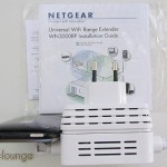 NETGEAR WN3000RP Universal WiFi Range Extender, raffronto spessore con un iPhone 3GS - TheAppleLounge.com