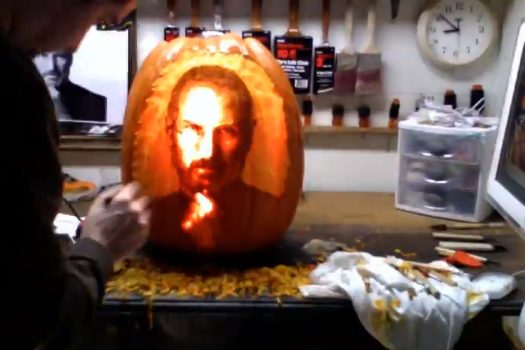 Zucca di Halloween con la faccia di Steve Jobs (16 ore di lavoro) - TheAppleLounge.com