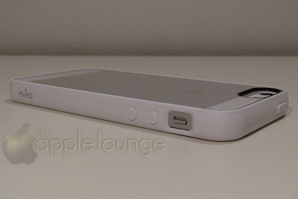 Cover iPhone 5 Clear, immagine di un iPhone 5 inserito nella cover con particolare dell'apertura per l'attivazione della modalità silenziosa - TheAppleLounge.com