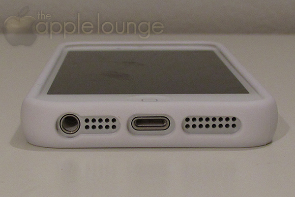 Cover iPhone 5 Clear, particolare delle aperture inferiori - TheAppleLounge.com