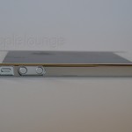 Cover iPhone 5 Mirror by Puro, particolare del lato del prodotto da cui si ha accesso ai pulsanti laterali del telefono - TheAppleLounge.com