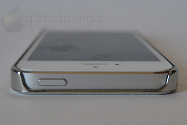Cover iPhone 5 Mirror by Puro, particolare del lato del prodotto da cui si ha accesso al pulsante di accensione del telefono e particolare del lato da cui si ha accesso alla porta lightning - TheAppleLounge.com