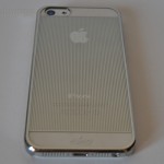 Cover iPhone 5 Mirror by Puro, particolare del retro del prodotto con dento un telefono bianco - TheAppleLounge.com