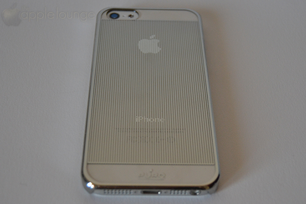 Cover iPhone 5 Mirror by Puro, particolare del retro del prodotto con dento un telefono bianco - TheAppleLounge.com