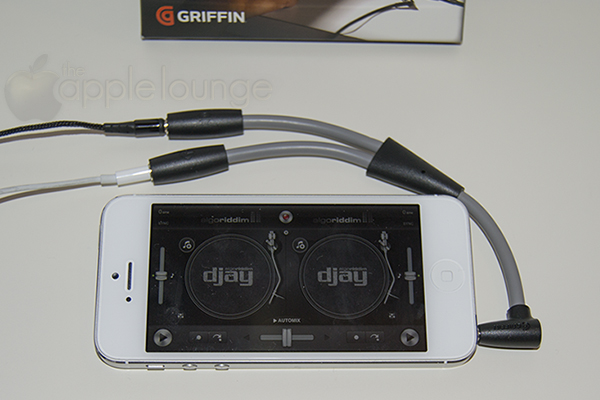 Griffin DJ Cable, particolare del cavo con l'applicazione djay for iPhone - TheAppleLounge.com