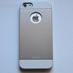 moshi iGlaze armour for iPhone silver, immagine dell'iPhone 5 inserito nella cover - TheAppleLounge.com