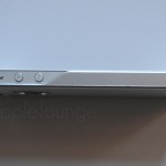 moshi iGlaze armour for iPhone silver, immagine laterale (tasti volume) dell'iPhone 5 inserito nella cover - TheAppleLounge.com