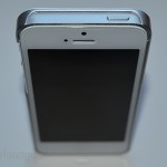moshi iGlaze armour for iPhone silver, immagine superiore (tasto accensione) dell'iPhone 5 inserito nella cover - TheAppleLounge.com