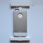 moshi iGlaze armour for iPhone silver, particolare della cover parzialmente fuori dalla scatola - TheAppleLounge.com