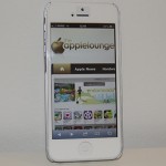 moshi iVisor XT for iPhone 5, particolare dell'iVisor XT su un iPhone 5 bianco - TheAppleLounge.com