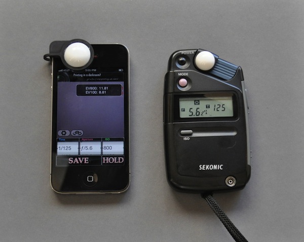 Un iPhone con Luxi a confronto con un esposimetro digitale Sekonic L-308