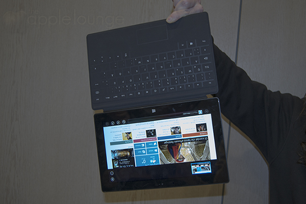 Microsoft Surface con Windows RT, test di resistenza magnetica della tastiera - TheAppleLounge.com