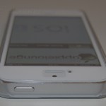 Puro Cover iPhone 5 Stripes, particolare del pulsante di accensione - TheAppleLounge.com