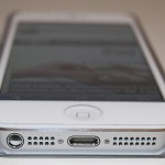 Puro Cover iPhone 5 Stripes, particolare della porta lightning - TheAppleLounge.com