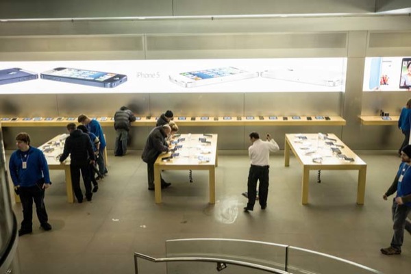 C'era più gente nello store durante la tempesta di quante ce ne sia in un Microsoft Store durante il Black Friday. 