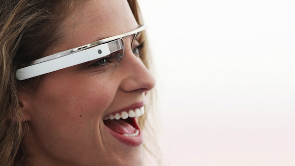 Bionda con Google Glass