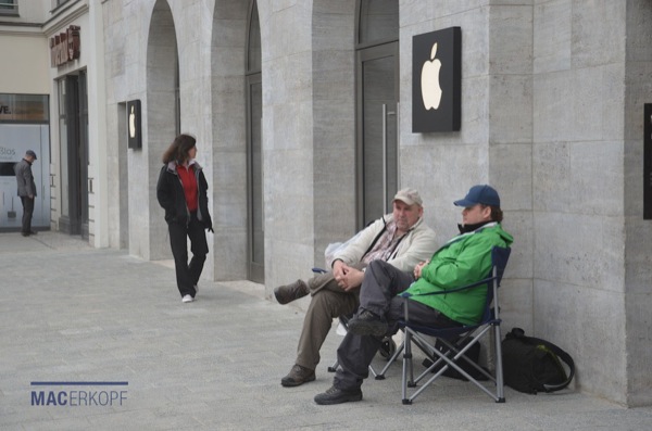 Fila fuori apple store