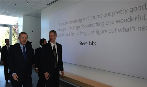 Il premier turco Erdogan all'ingresso del Campus di Apple.