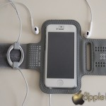 XtremeMac Sportwrap (iPhone 5 inserito e cuffie collegate) - TheAppleLounge.com