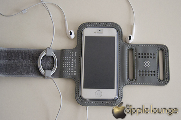 XtremeMac Sportwrap (iPhone 5 inserito e cuffie collegate) - TheAppleLounge.com