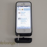 VaVeliero battery cover for iPhone 5, inserimento cuffie 02 - TheAppleLounge.com