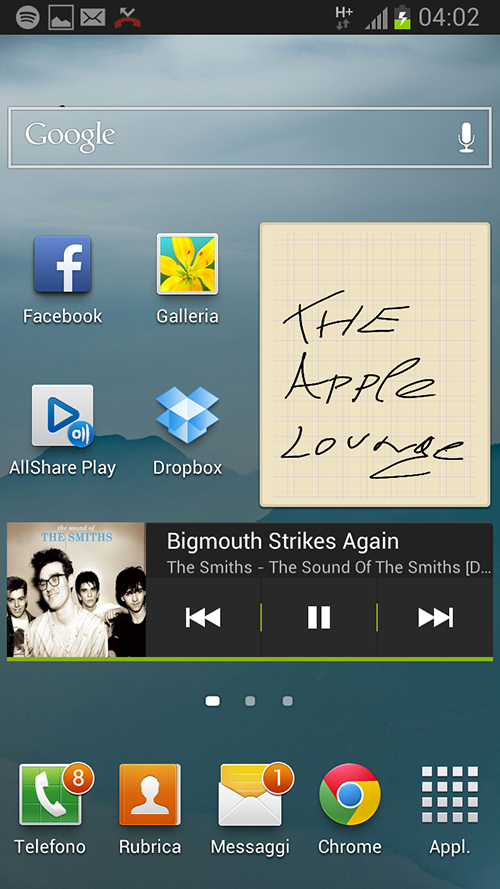 In questa schermata home ci sono tre widgets. In alto, la ricerca Google. A destra, S Memo. In basso, Spotify.