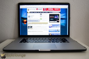 moshi iGlaze pro 15 R, cover per MacBook Pro 15 Retina Display (cover sul portatile aperto) - TheAppleLounge.com