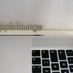 moshi iGlaze pro 15 R, cover per MacBook Pro 15 Retina Display (cover sul portatile aperto, dettaglio aggancio) - TheAppleLounge.com