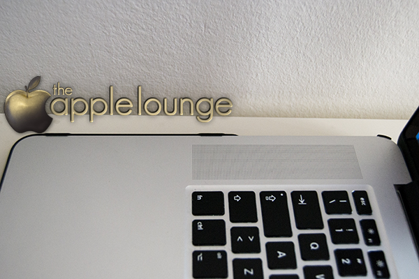 moshi iGlaze pro 15 R, cover per MacBook Pro 15 Retina Display (cover sul portatile aperto, dettaglio aggancio) - TheAppleLounge.com