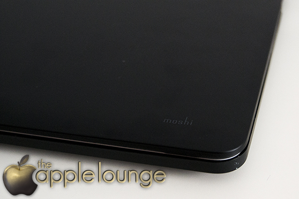 moshi iGlaze pro 15 R, cover per MacBook Pro 15 Retina Display (cover sul portatile, particolare logo moshi) - TheAppleLounge.com