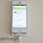 iPhone 5 Battery Bank Cover by Puro, telefono collegato alla cover e cavo di ricarica Lightning - TheAppleLounge.com