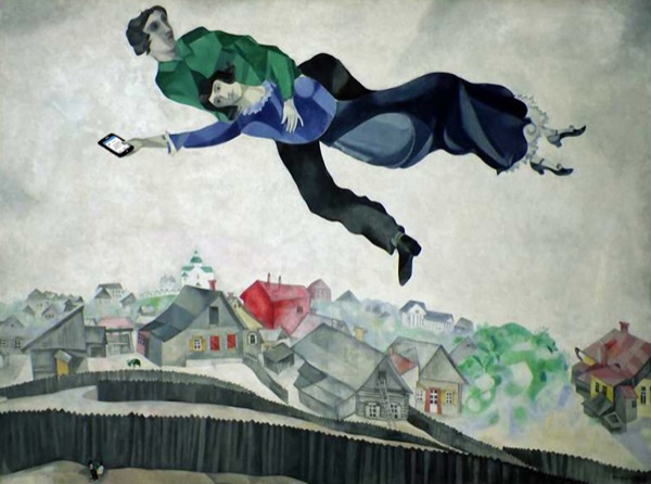 Originale reinterpretazione di Sopra la città (Chagall, 1914-18). La donna pubblica su Facebook la notizia del suo rapimento in tempo reale.