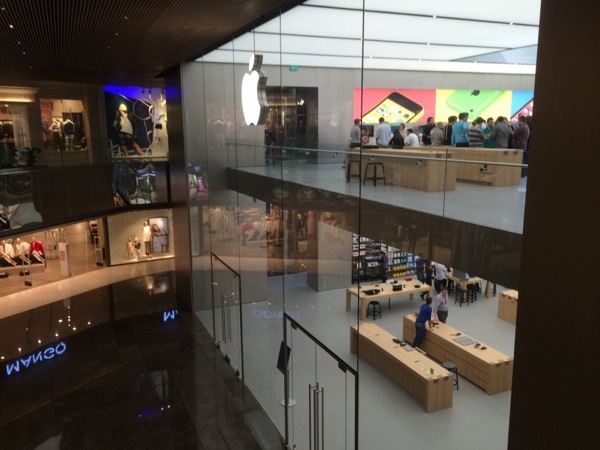 La vetrina dell'Apple Store di Istanbul, che sarà aperto il 5 aprile.