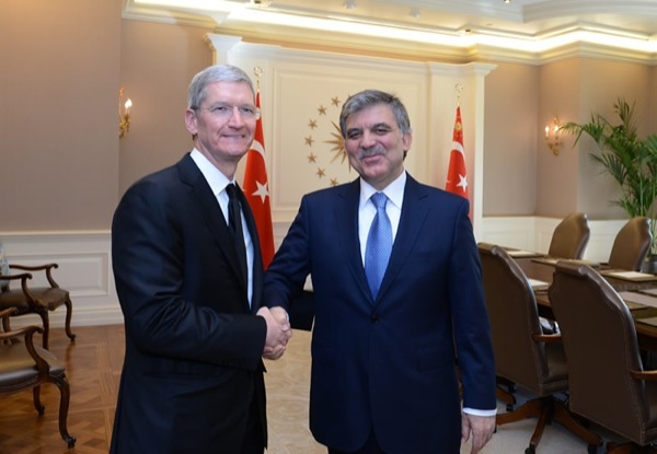 Tim Cook stringe la mano al presidente Gül durante l'incontro di febbraio.