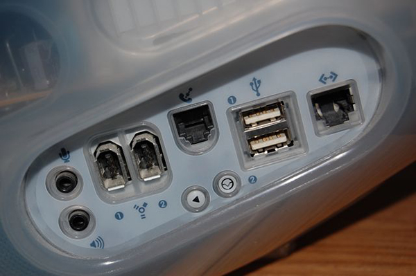 Firewire 400 e ben due USB 1.0! E cos'è quella cosa col telefono sopra? Quei suoni analogici di connessione mi perseguitano ancora nei miei più remoti incubi.